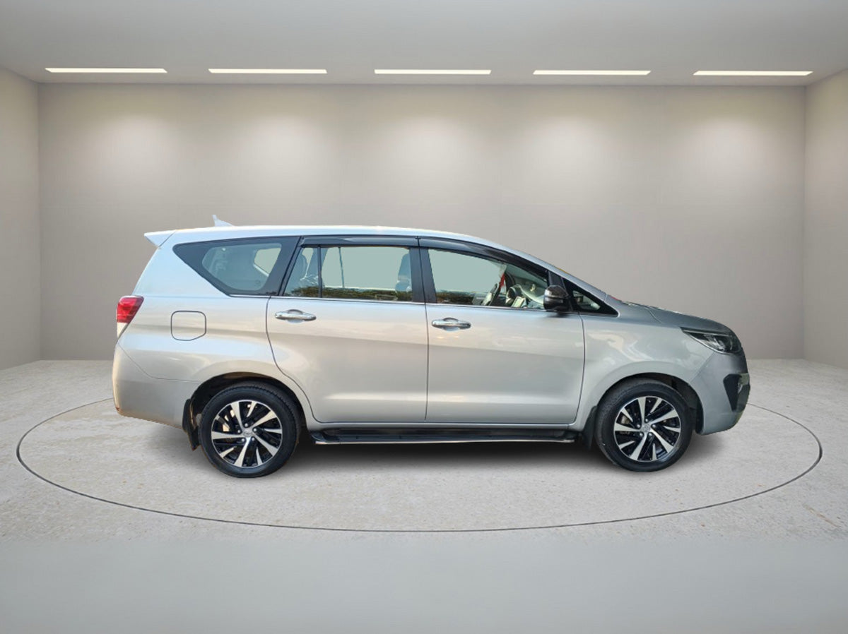 TOYOTA INNOVA CRYSTA 2.4 G AT 2022
