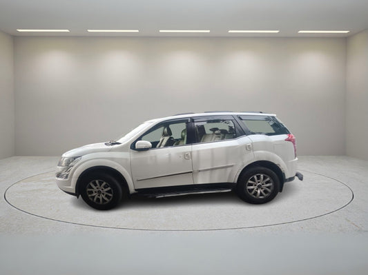 MAHINDRA XUV500 W10 2017