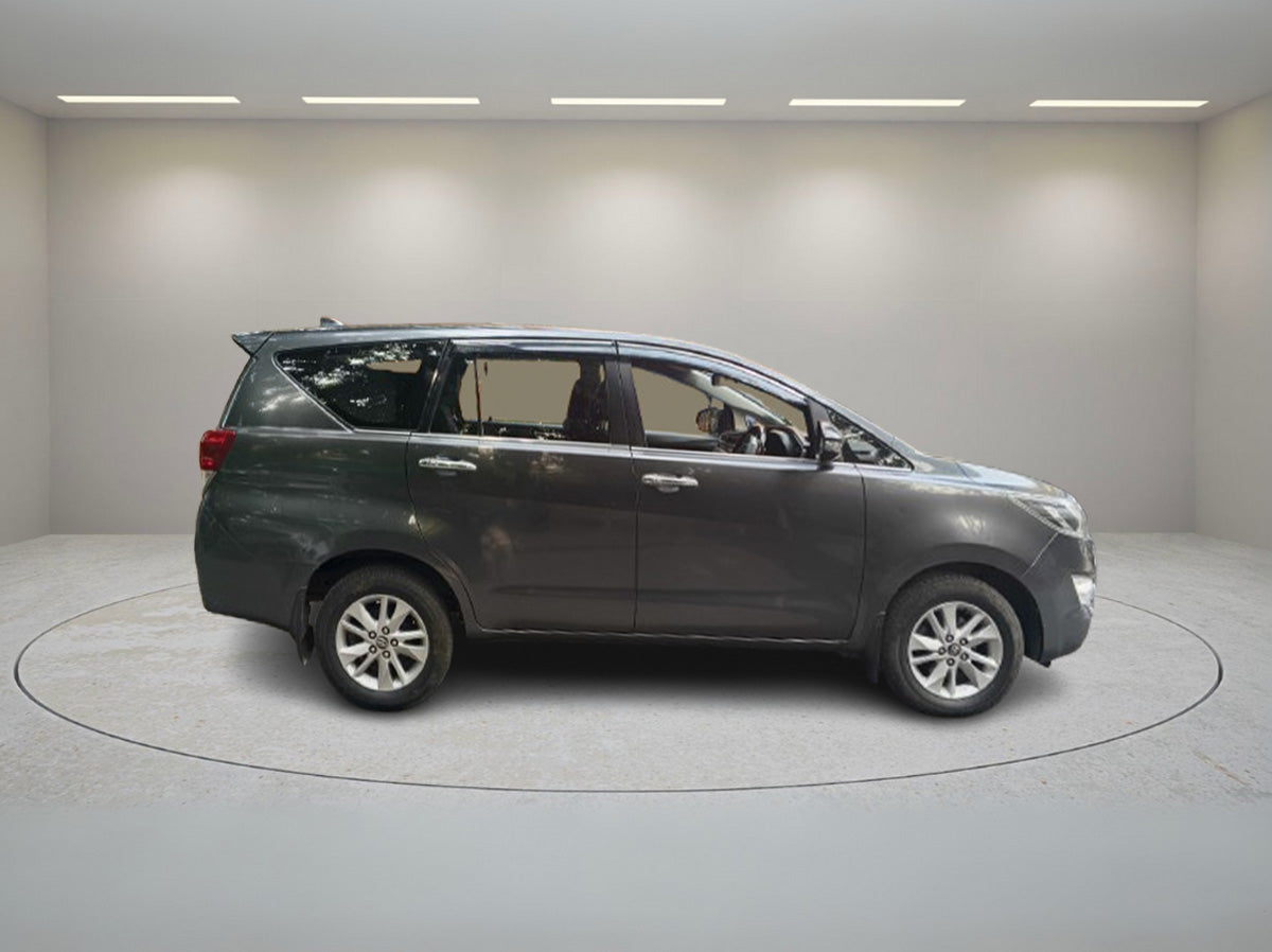 TOYOTA INNOVA CRYSTA 2.4 V 2017