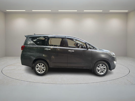 TOYOTA INNOVA CRYSTA 2.4 V 2017