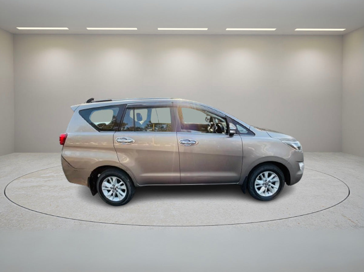 TOYOTA INNOVA CRYSTA 2.7 V 2017