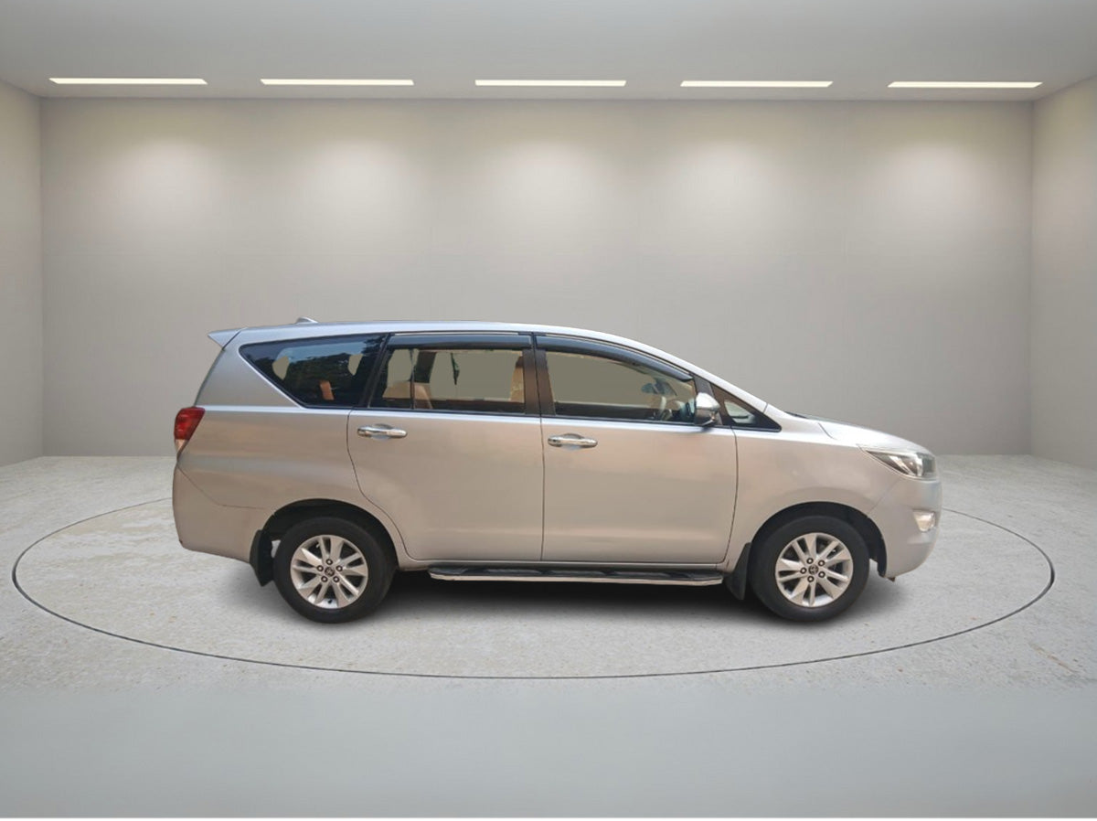 TOYOTA INNOVA CRYSTA 2.8 G AT 2017