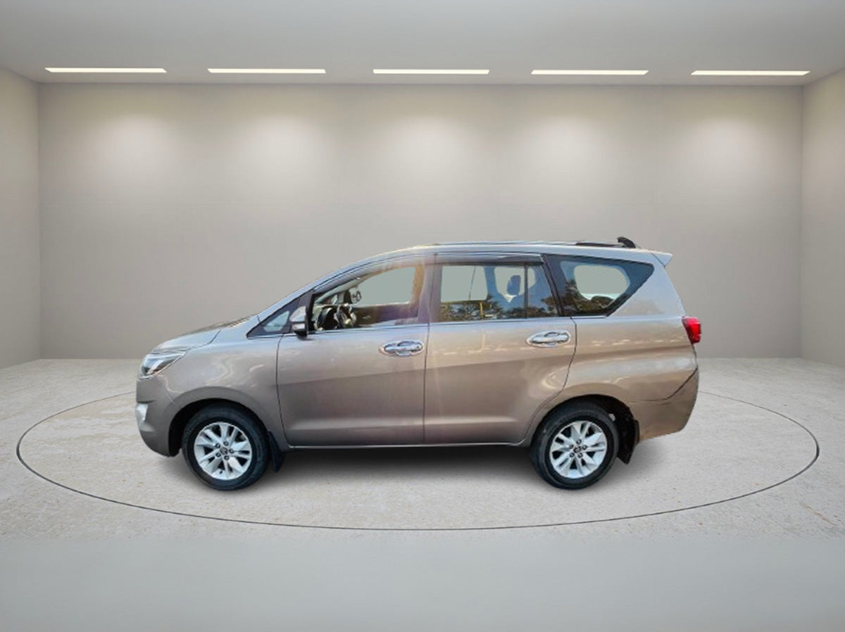 TOYOTA INNOVA CRYSTA 2.7 V 2017