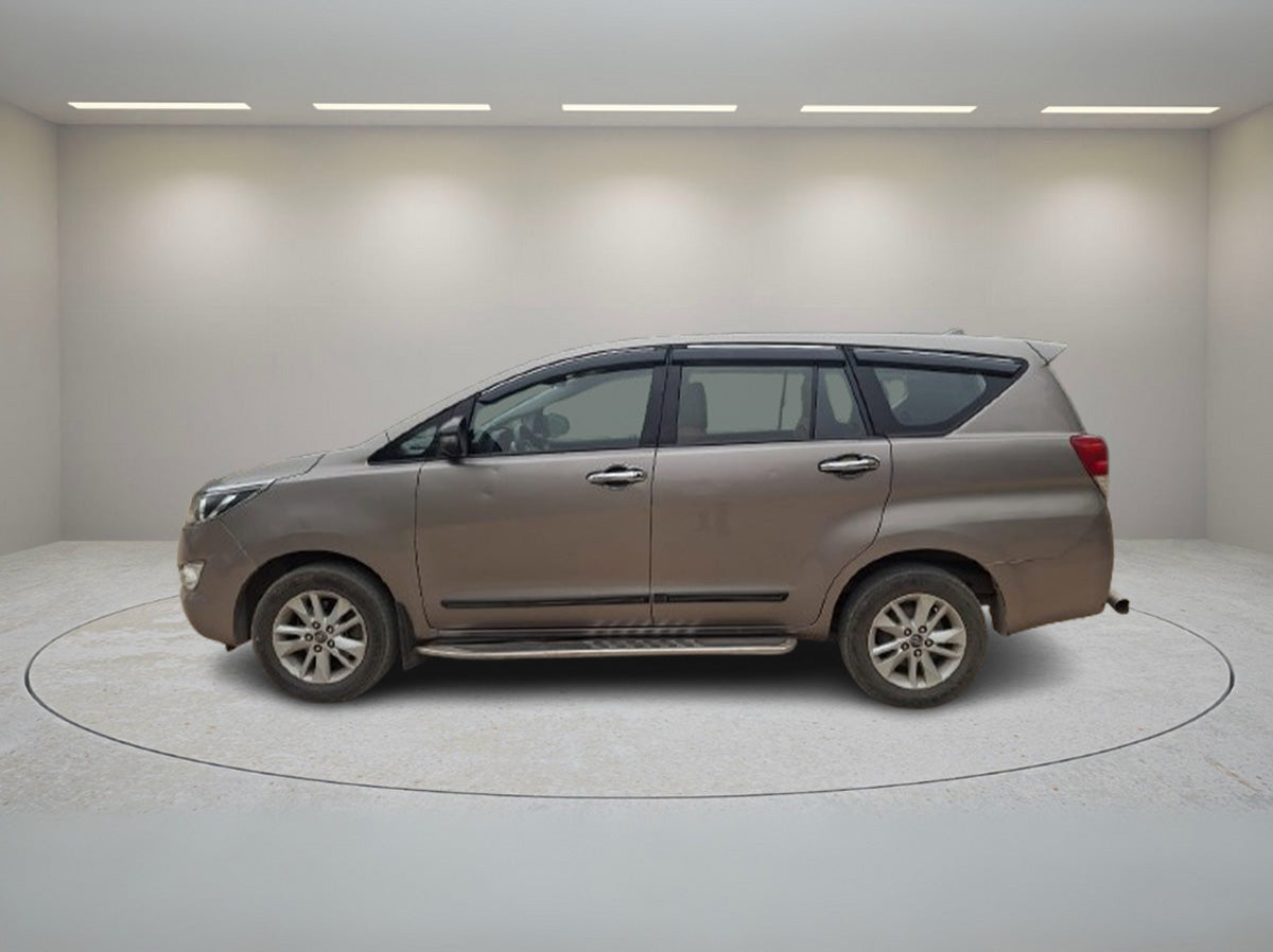 TOYOTA INNOVA CRYSTA 2.4 G MT 2017