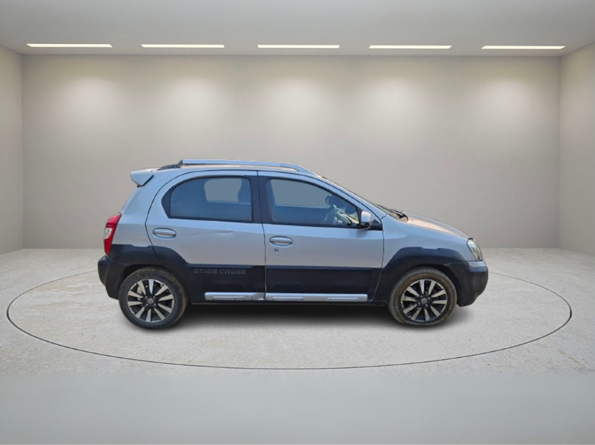 TOYOTA ETIOS CROSS G 2015