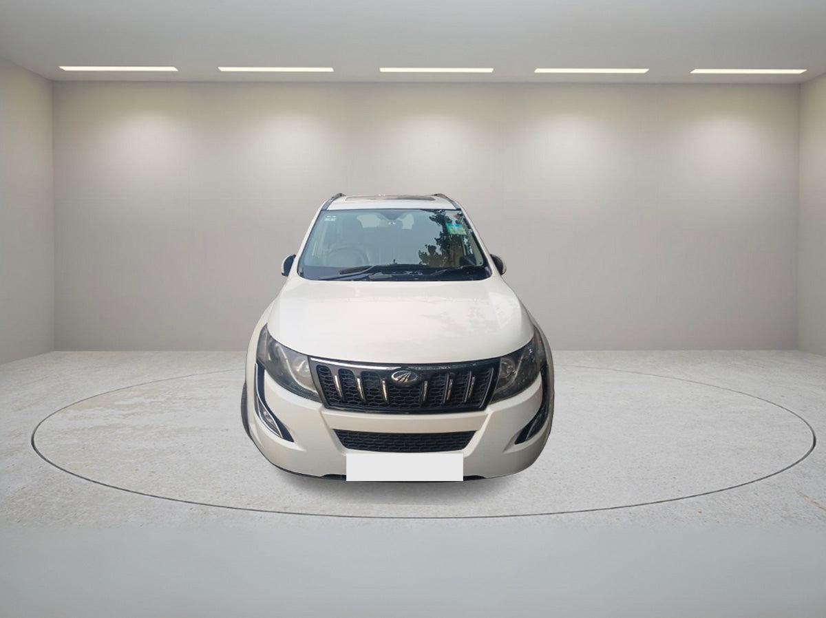 MAHINDRA XUV500 W10 2017