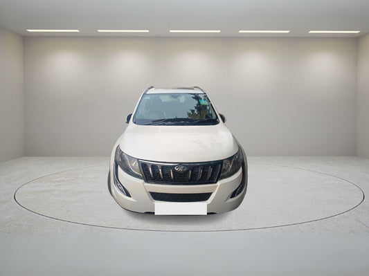 MAHINDRA XUV500 W10 2017