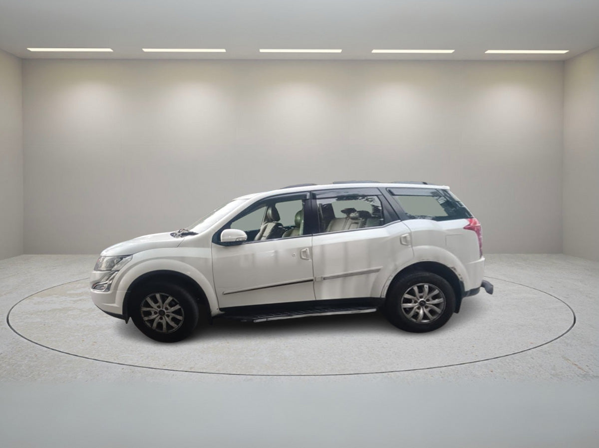 MAHINDRA XUV500 W10 2017