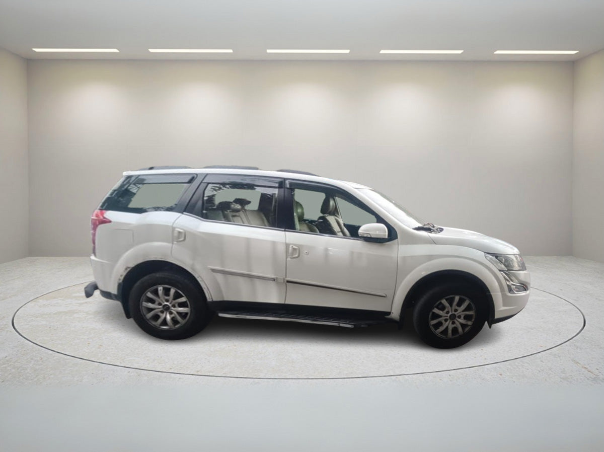 MAHINDRA XUV500 W10 2017